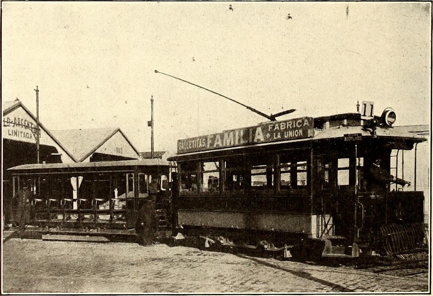Rue parisienne déserte en plein été
