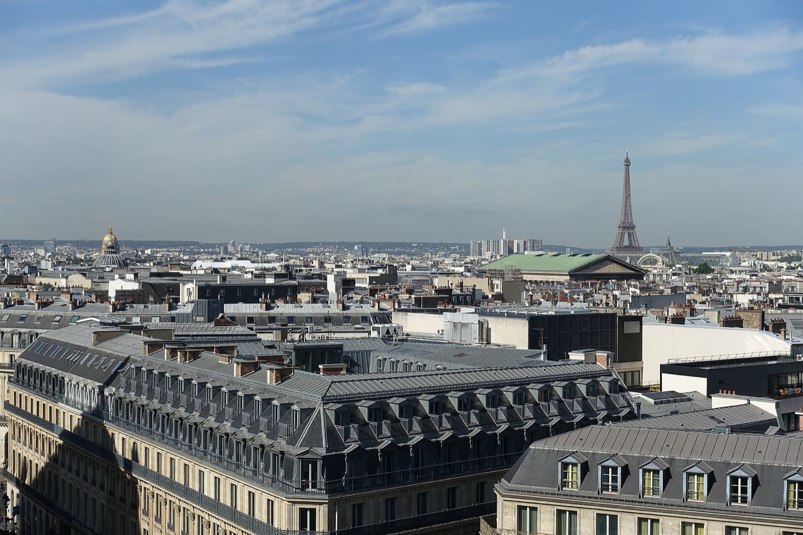 Vue panoramique des toits de Paris au printemps