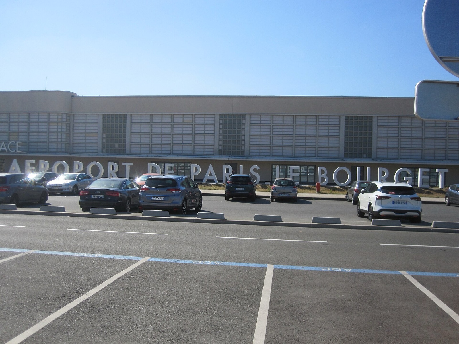 Mallette et passeport sur une console parisienne