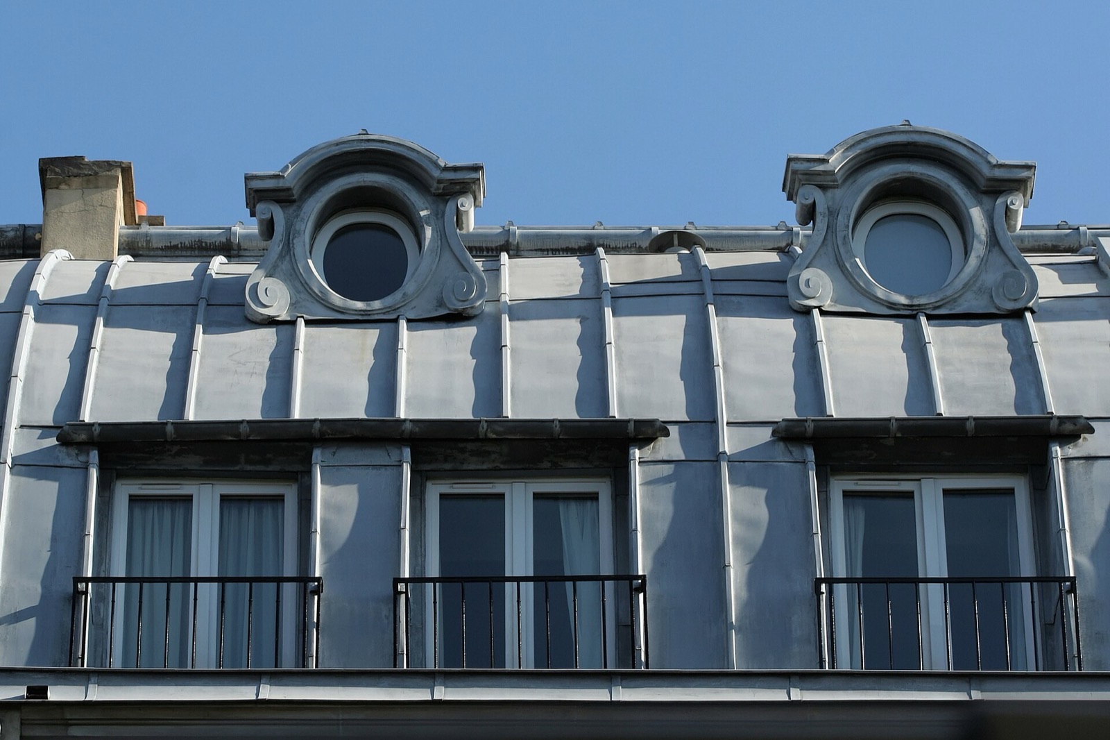 Toits en zinc de Paris sous un soleil d’été