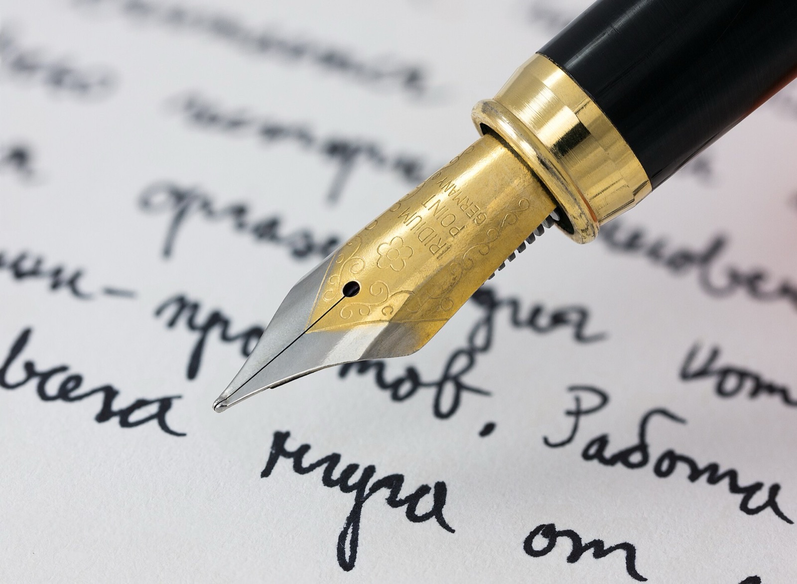 Stylo plume sur contrat ancien