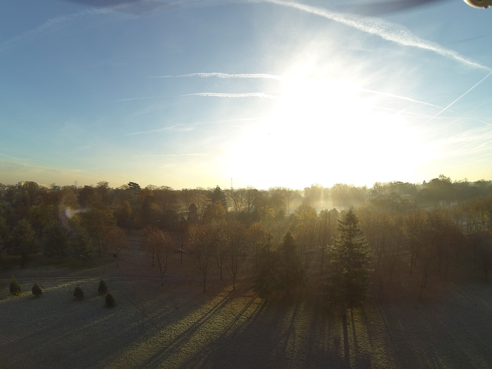 Vue de Paris au lever du soleil en janvier