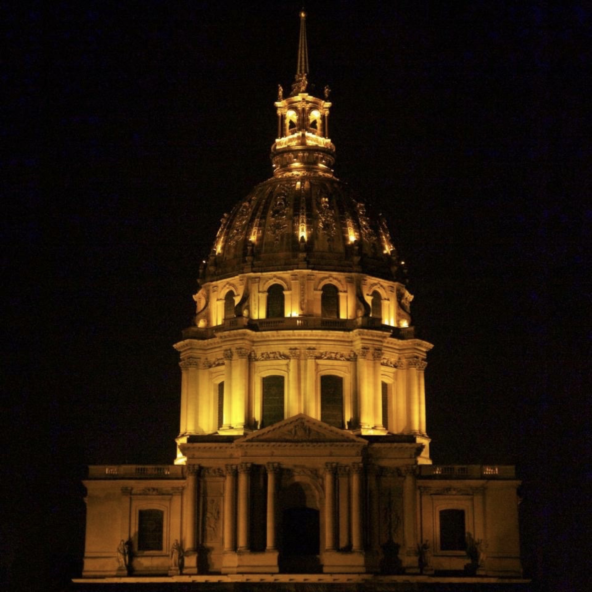 Dôme des Invalides illuminé la nuit