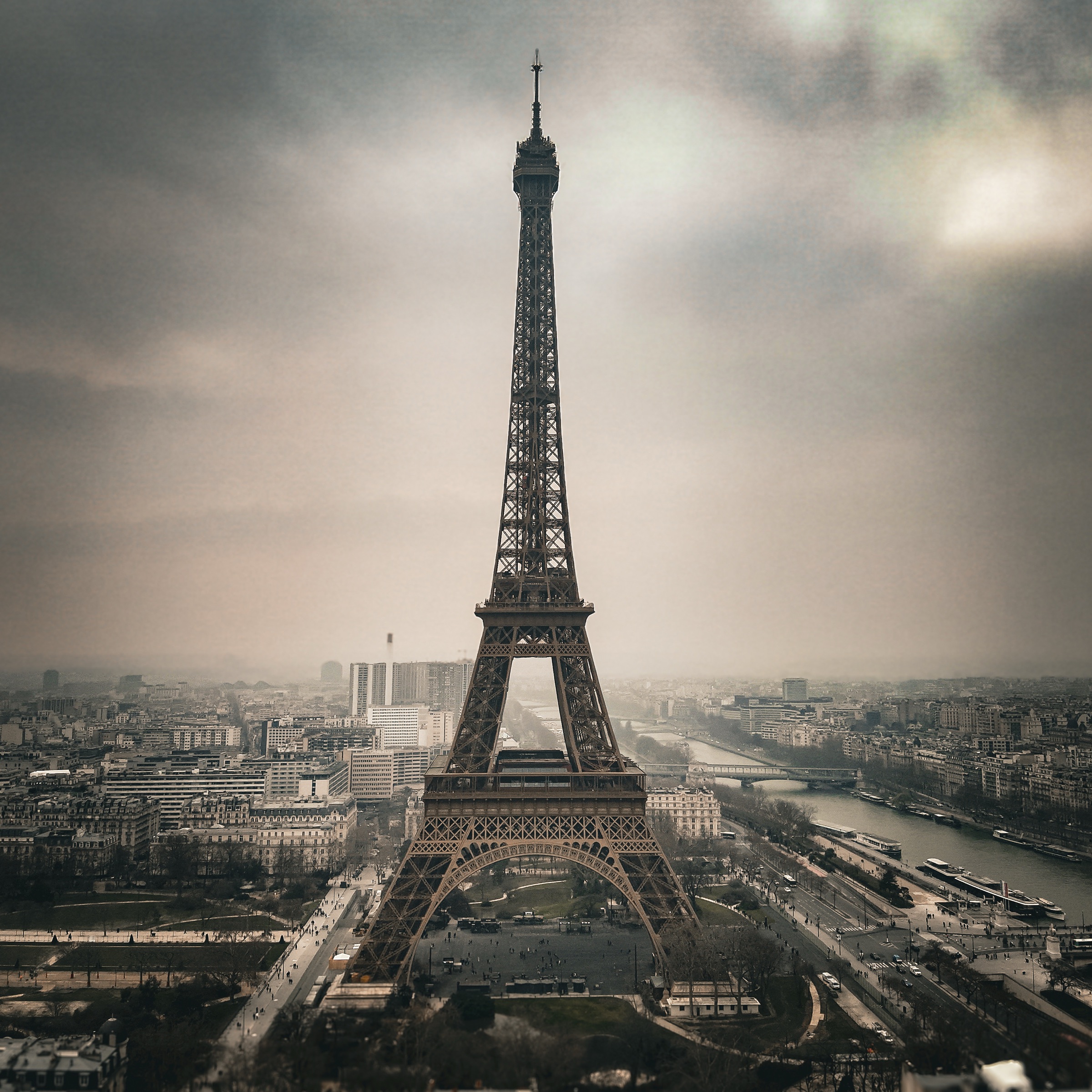 Tour Eiffel sous une brume parisienne